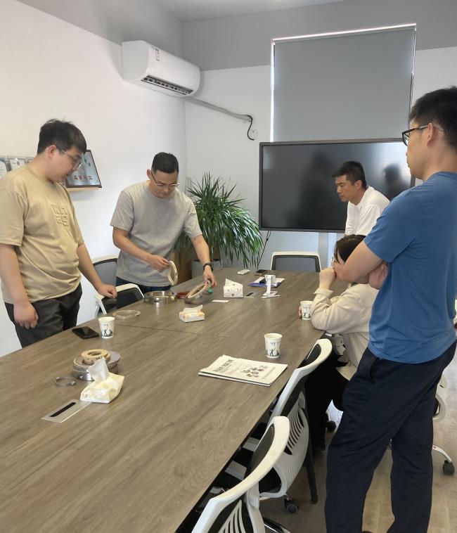 青島客戶考察江蘇博立飛旋轉(zhuǎn)軸封，致力于開發(fā)更先進(jìn)的···